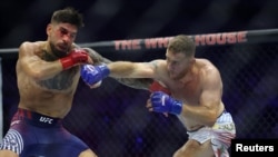 El estadounidense Justin Gaethje (derecha) acabó con el invicto del georgiano-español Ilia Topuria en la cartelera UFC Freedom 250 en la Casa Blanca.