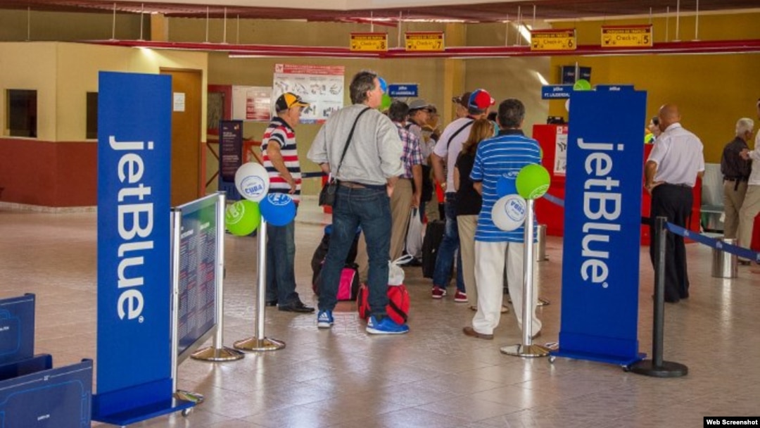 Pasajeros en el Aeropuerto Ignacio Agramonte de Camagüey, Cuba.
