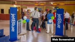 Pasajeros en el Aeropuerto Ignacio Agramonte de Camagüey, Cuba.