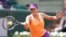 La tenista venezolana-española Garbiñe Muguruza golpea la bola durante su partido de la segunda ronda del Roland Garros contra la estadounidense Serena Williams.