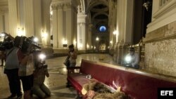 Desperfectos en la basílica del Pilar de Zaragoza donde hoy ha explotado un artefacto casero fabricado con una bombona de cámping gas. EFE/Toni Galán