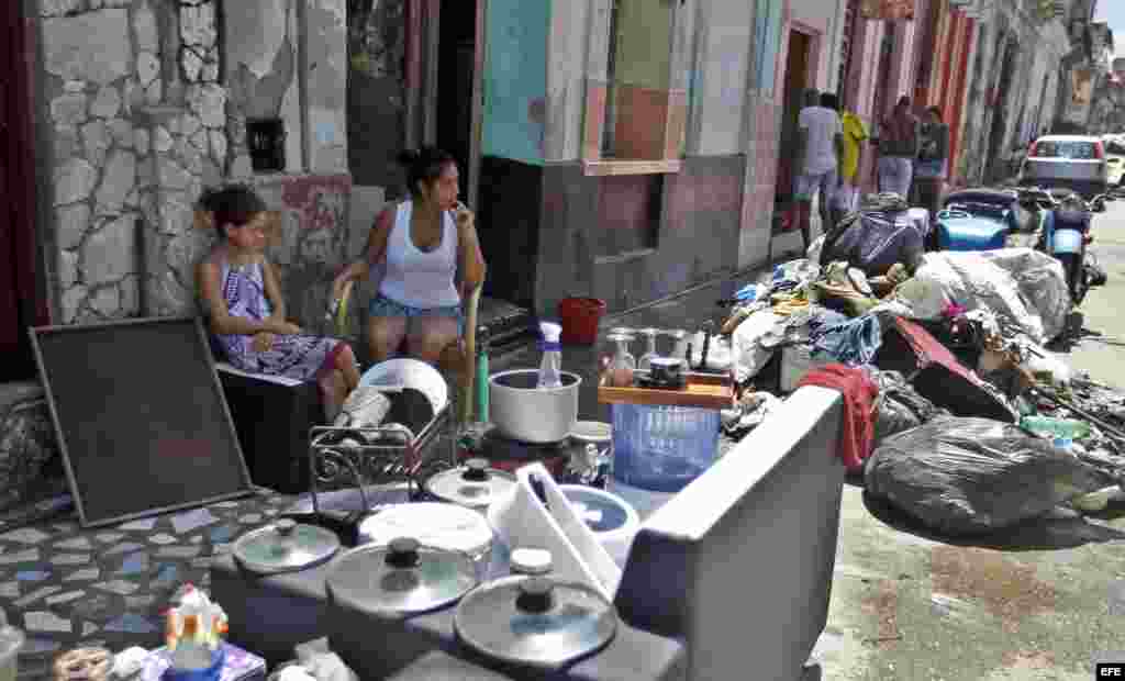 Las pertenencias al sol, para que secarlas. Imágenes de La Habana el lunes 11 de septiembre del 2017.