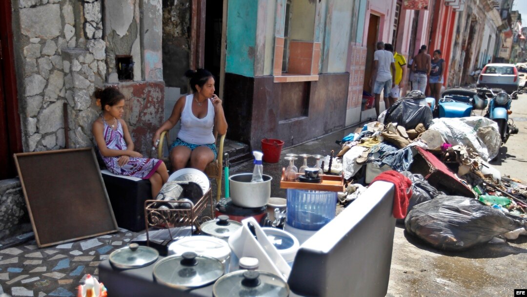 Las pertenencias al sol, para que secarlas. Imágenes de La Habana el lunes 11 de septiembre del 2017.