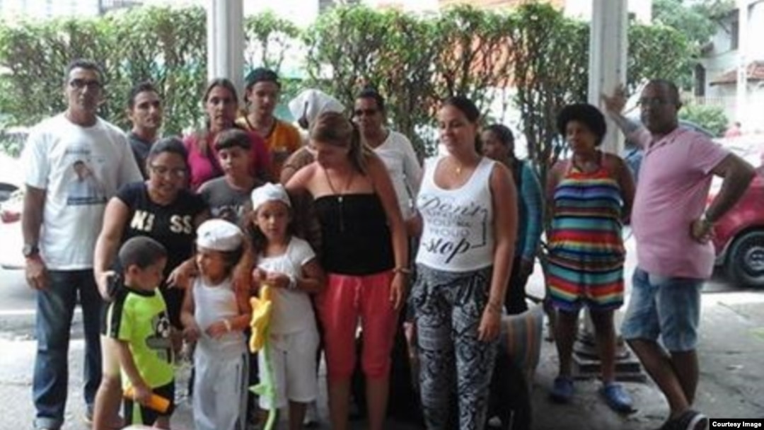 Un grupo de migrantes cubanos en Panamá recibe ayuda de la Iglesia Católica. (Foto cortesía Ricardo Quintana)