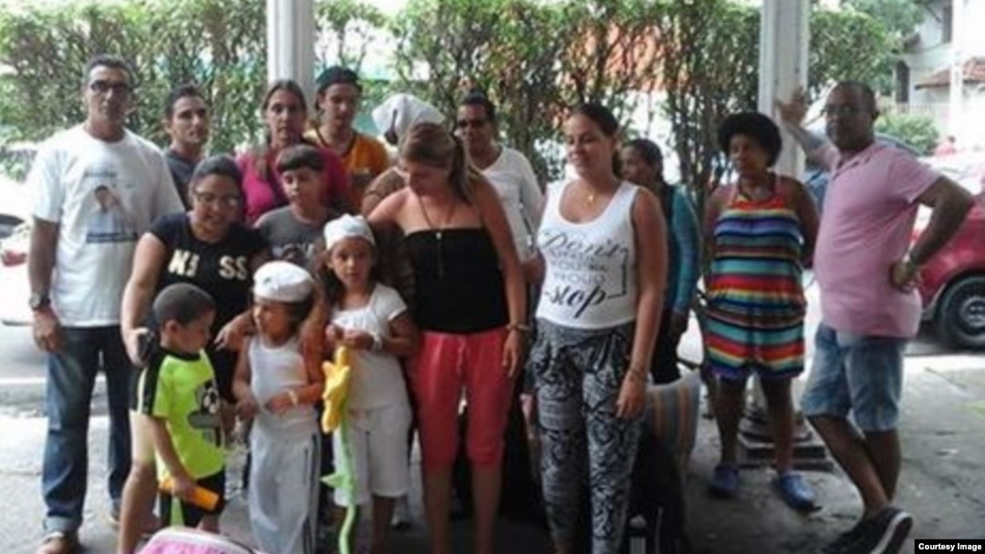 Un grupo de migrantes cubanos en Panamá recibe ayuda de la Iglesia Católica. (Foto cortesía Ricardo Quintana)