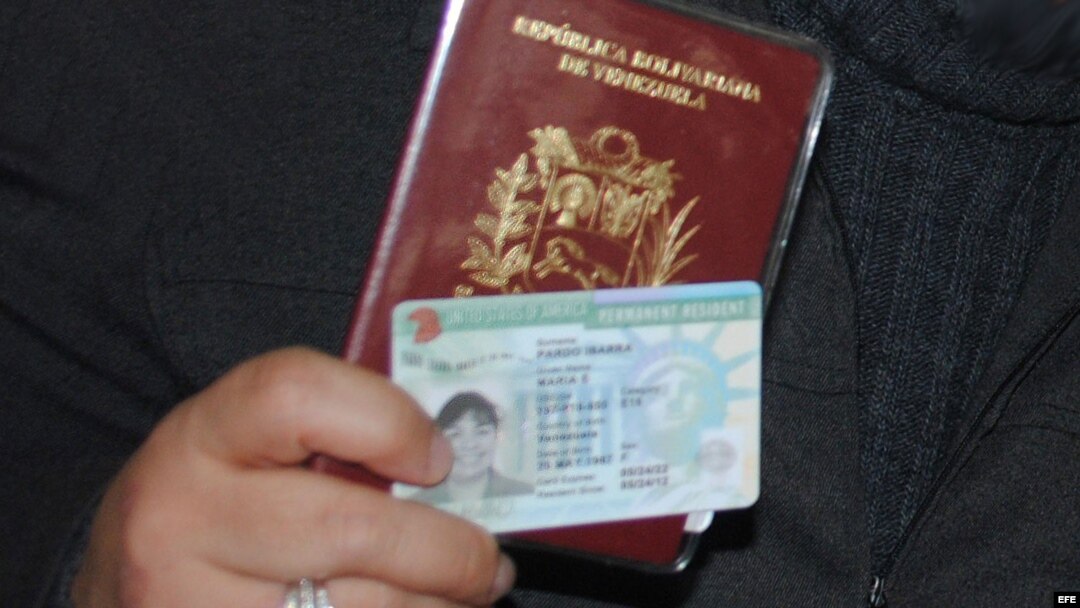 Mujer sosteniendo su pasaporte venezolano