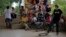 Jóvenes practican en un parque construido dentro de un edificio abandonado. 