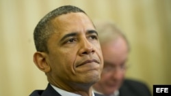 Cientos de personas se congregan hoy, mi&eacute;rcoles 28 de marzo de 2012, en la Plaza de la Revoluci&oacute;n Jos&eacute; Mart&iacute;, en La Habana, donde el papa Benedicto XVI oficia una misa multitudinaria, en su &uacute;ltima jornada en Cuba. EFE/Da