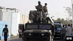 Policías iraquíes permanecen en un reten de control en el norte de Bagdad.