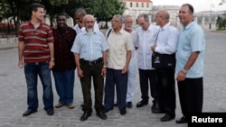 Félix Navarro, 2do de der. a izq. junto a varios condenados de la Primavera Negra, antes de una reunión con el expresidente de EEUU Jimmy Carter en marzo de 2011.
