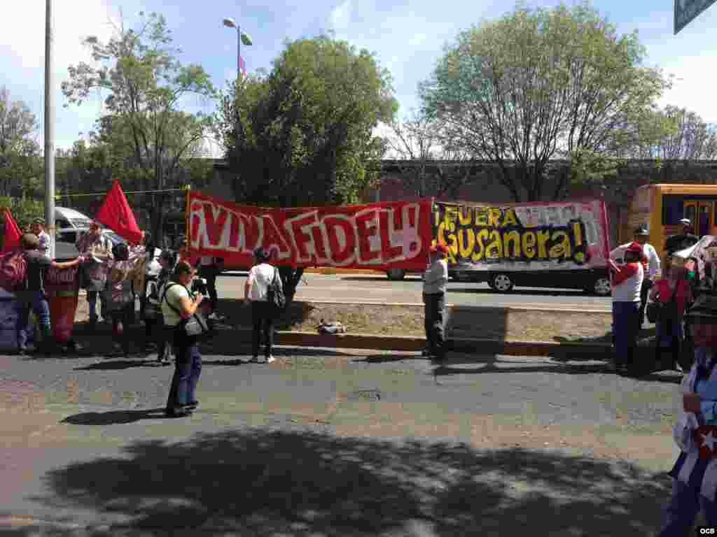 Manifestantes protestan en contra de la presencia de Yoani en la SIP