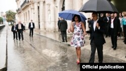 Barack y Michelle Obama abandonan la Catedral de La Habana por la entrada del antiguo Seminario San Carlos (White House).