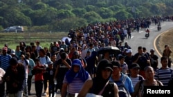 Cientos de miles de migrantes aprovechan el puente de Nicaragua para viajar a la frontera Sur de Estados Unidos e ingresar al país de forma irregular. Algunos viajan en caravanas, como la de esta imagen, tomada en enero pasado en Huixtla, México.