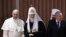El papa Francisco, el patriarca Kirill y el gobernante Raúl Castro se reúnen en el aeropuerto José Martí de La Habana.