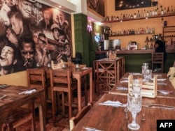 Restaurante El Balcón de los Hermanos´, sin clientes, en La Habana. (AFP/Adalberto Roque)
