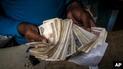 Experto advierte que recuperar el CUP como reserva de valor exige tasas reales positivas y alguna predictibilidad cambiaria. (Ramón Espinosa/AP/Archivo)