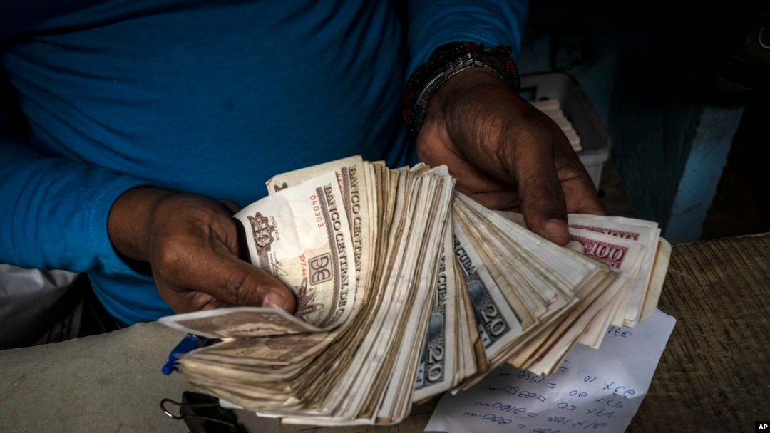 Foto de archivo: una persona muestra pesos cubanos en La Habana, Cuba. (Foto AP/Ramon Espinosa, Archivo) 