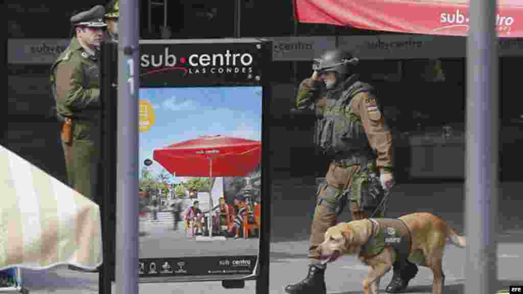 Un policía recorre con un perro adiestrado los alrededores de la estación del metro Escuela Militar