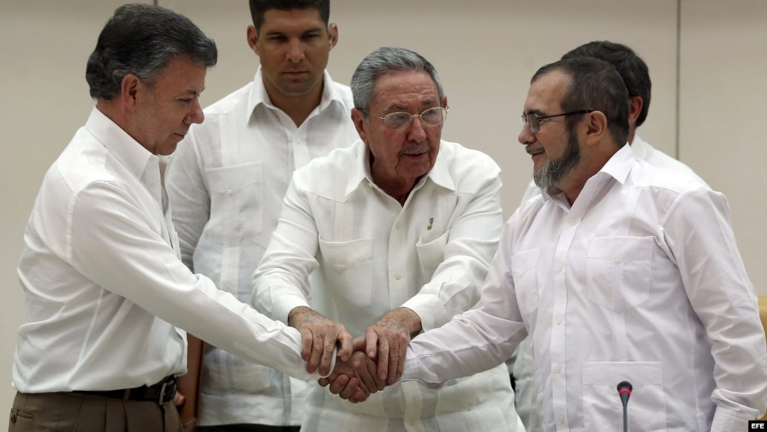 Raúl Castro abraza a Juan Manuel Santos y al líder de las FARC, Rodrigo Londoño alias "Timochenko", tras anunciar en La Habana el acuerdo alcanzado entre las partes en materia de justicia transicional (23/09/2015).