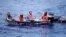 Foto de archivo de un grupo de inmigrantes cubanos llegando a las costas de Florida en un bote.