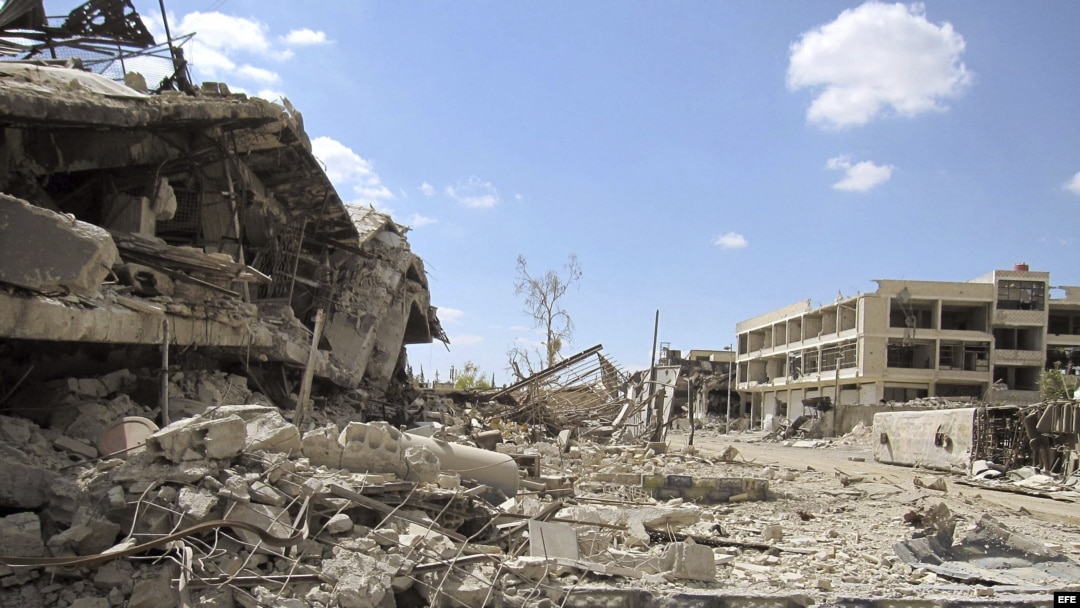 Fotografía fechada ayer, 25 de septiembre de 2013, y facilitada hoy, jueves 26 de septiembre, de una fábrica destruida en el enfrentamiento entre tropas gubernamentales y rebeldes en el barrio Jobar de Damasco, Siria
