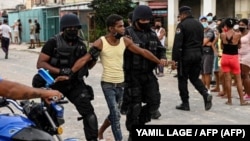 La policía antidisturbios recorre las calles luego de una manifestación contra el gobierno de Miguel Díaz-Canel en el municipio de Arroyo Naranjo, La Habana el 12 de julio de 2021. (Yamil Lage/AFP).