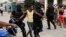 La policía antidisturbios recorre las calles luego de una manifestación contra el gobierno de Miguel Díaz-Canel en el municipio de Arroyo Naranjo, La Habana el 12 de julio de 2021. (Yamil Lage/AFP).