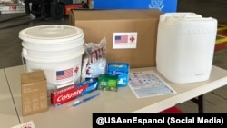 El kit de aseo incluido en la ayuda humanitaria enviada a Cuba por el gobierno estadounidense. 