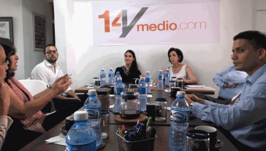 Roberta Jacobson visitó la redacción del diario digital 14ymedio.