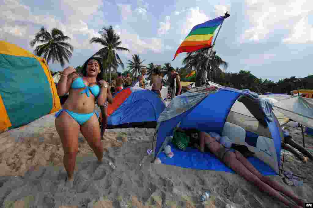 Chica junto casa de campaña en la playa
