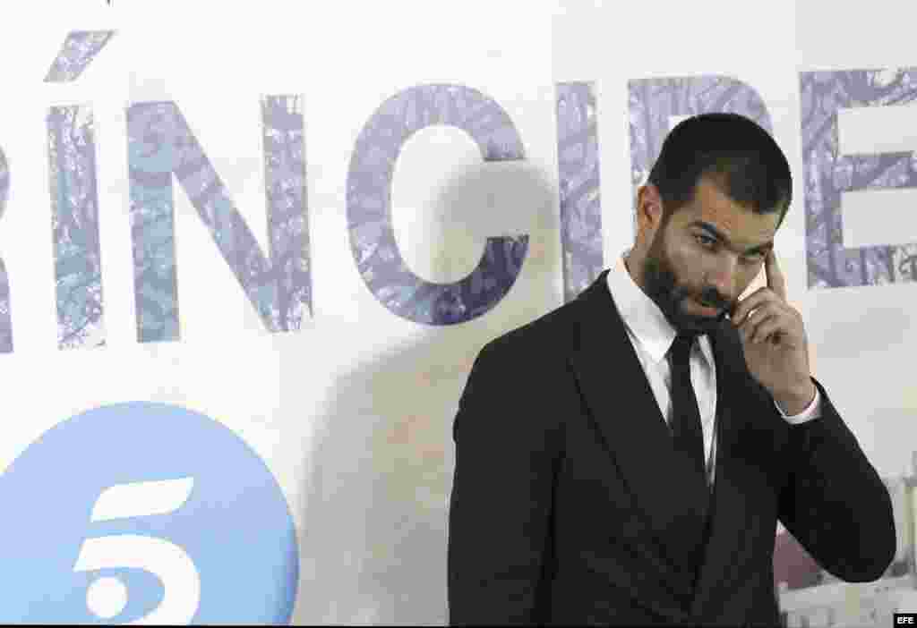 El actor cubano Rubén Cortada, a su llegada a los Cines Callao de Madrid, donde se presentó la serie "El Príncipe". EFE / Kiko Huesca.
