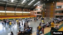 La gente vota en una segunda vuelta presidencial entre el candidato izquierdista Ivan Cepeda y el candidato de derecha Abelardo de la Espriella, en Medellín, Colombia, el 21 de junio de 2026. REUTERS/Esteban Vanegas