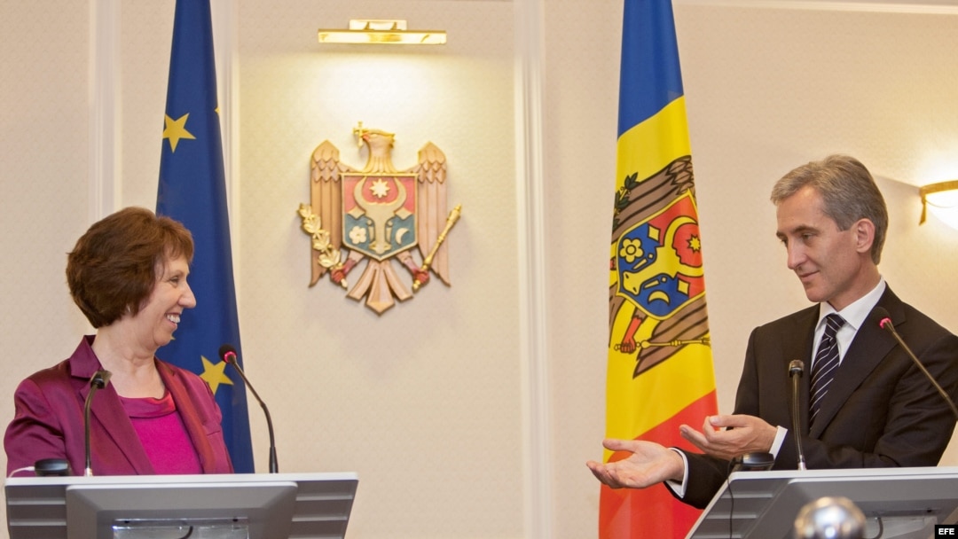 El primer ministro de Moldavia, Iurie Leanca, y la jefa de la diplomacia europea, Catherine Ashton, en Chisinau, Moldavia, el 9 de julio del 2013. 