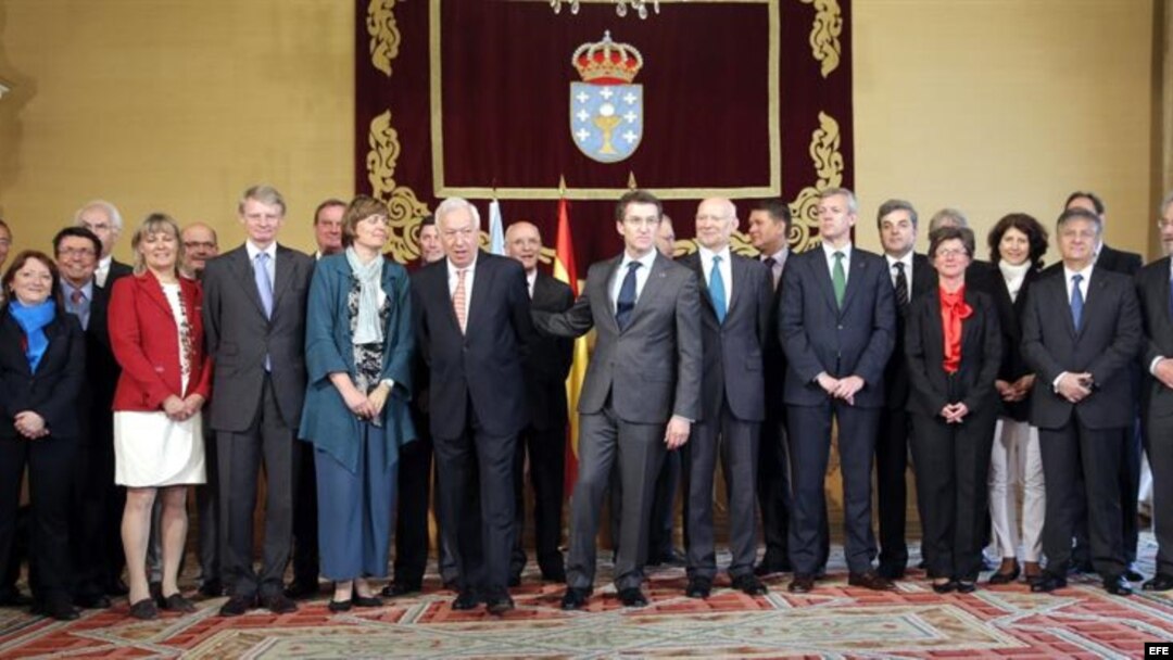 El presidente de la Xunta de Galicia, Alberto Núñez Feijóo (6d), y el ministro de Asuntos Exteriores, José Manuel García Margallo (7d), posan junto a una delegación de embajadores de países de la UE en España que visita Galicia.
