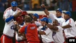 Los jugadores del equipo cubano celebran la victoria obtenida frente a Brasil en el XXXV Mundial de Béisbol que se desarrolló en Cuba en 2003.