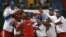 Los jugadores del equipo cubano celebran la victoria obtenida frente a Brasil en el XXXV Mundial de Béisbol que se desarrolló en Cuba en 2003.