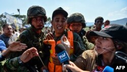 Soldados colombianos escoltan a un miembro de las Fuerzas Armadas de Venezuela que desertó a Colombia con su perro, en Cututa, el 25 de febrero de 2019.