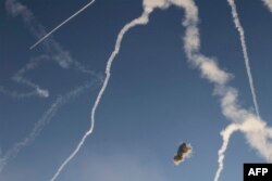 Cohetes disparados desde la Franja de Gaza son interceptados por el sistema de defensa antimisiles israelí Cúpula de Hierro sobre Ashkelon el 10 de octubre de 2023. (Foto JACK GUEZ / AFP)