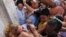 HRW: el gobierno "acosa, asalta y encarcela" a los defensores de los derechos humanos. En la foto, afines al régimen impiden a las Damas de Blanco ir a misa en el Día de la Virgen de las Mercedes, patrona de los presos.