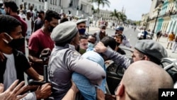 Un hombre es detenido durante una manifestación en contra del gobierno de Cuba en la Habana, el 11 de julio de 2021. © 2021 Adalberto Roque/AFP via Getty Images