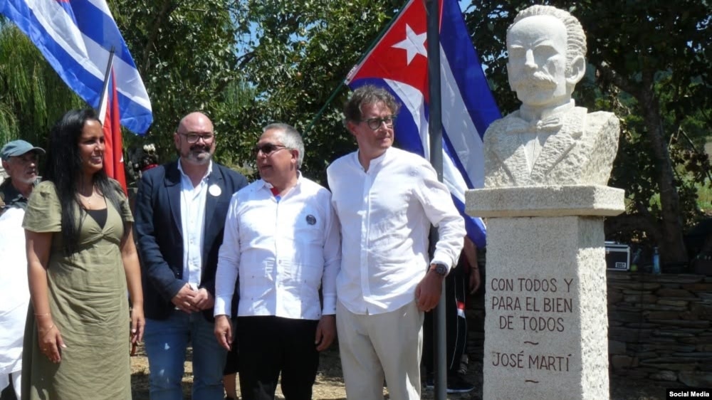 Alcalde socialista pide retirar busto de Martí de la casa natal del padre de Fidel Castro en Galicia