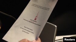 Maduro lee la carta.