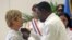 La nadadora estadounidense Diana Nyad es condecorada por el presidente del Instituto Nacional de Deportes y Recreación en Cuba (INDER), Cristián Jiménez (d). 