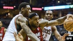 LeBron James (c) frente a los Milwaukke Bucks.