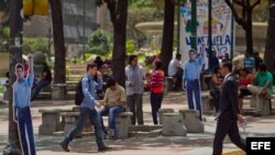 Vista de algunas siluetas del dirigente opositor Leopoldo López en las inmediaciones del Palacio de Justicia.