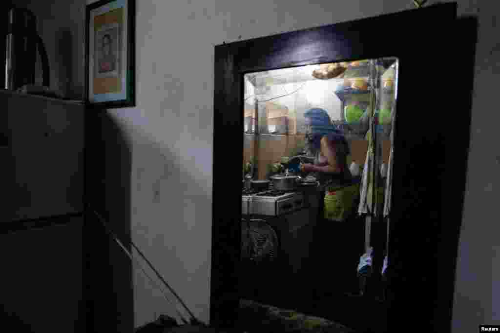 La costurera Gladys Giménez, de 62 años, hierve agua en su casa mientras Cuba se esfuerza por reconectar su red eléctrica nacional tras un apagón generalizado, en La Habana, Cuba, el 4 de agosto de 2026. REUTERS/Norlys Pérez