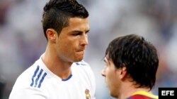 El delantero portugués del Real Madrid, Cristiano Ronaldo (i), y el delantero argentino del FC Barcelona, Leo Messi.