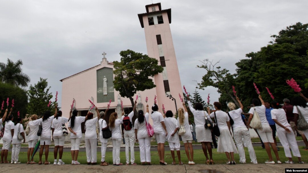 Las Damas de Blanco frente a la Iglesia de Santa Rita, en Miramar, La Habana, en una imagen de archivo. 