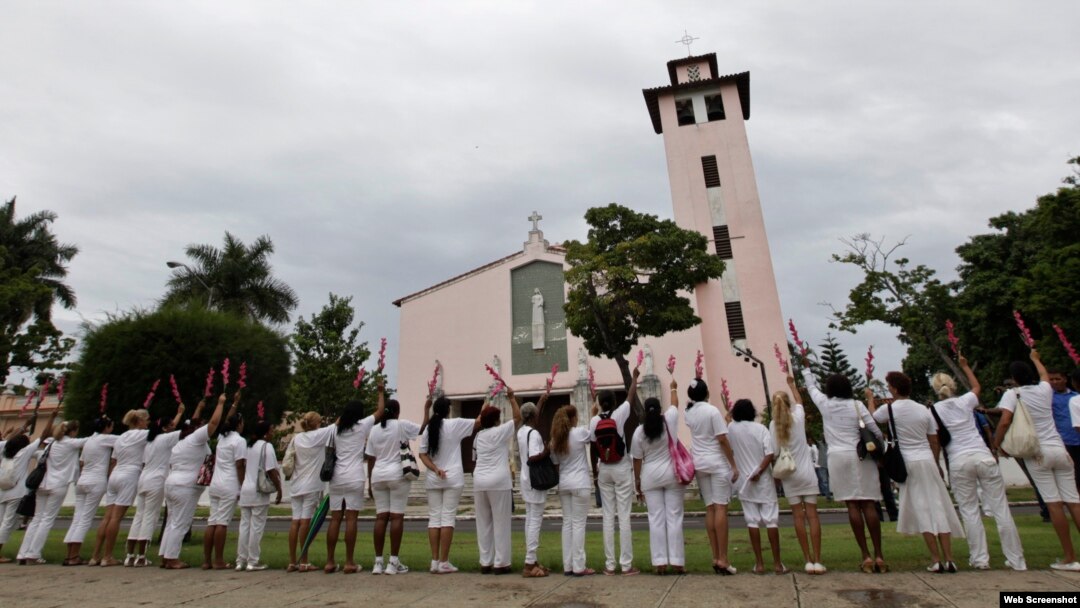 Las Damas de blanco frente a la iglesia de Santa Rita, en Miramar, La Habana. Archivo.