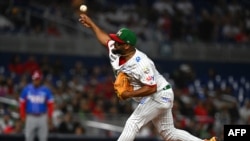 Odrisamer Despaigne en el juego entre Puerto Rico y México en el LoanDepot Park de Miami, Florida, el 2 de febrero de 2024. (Photo by CHANDAN KHANNA / AFP)